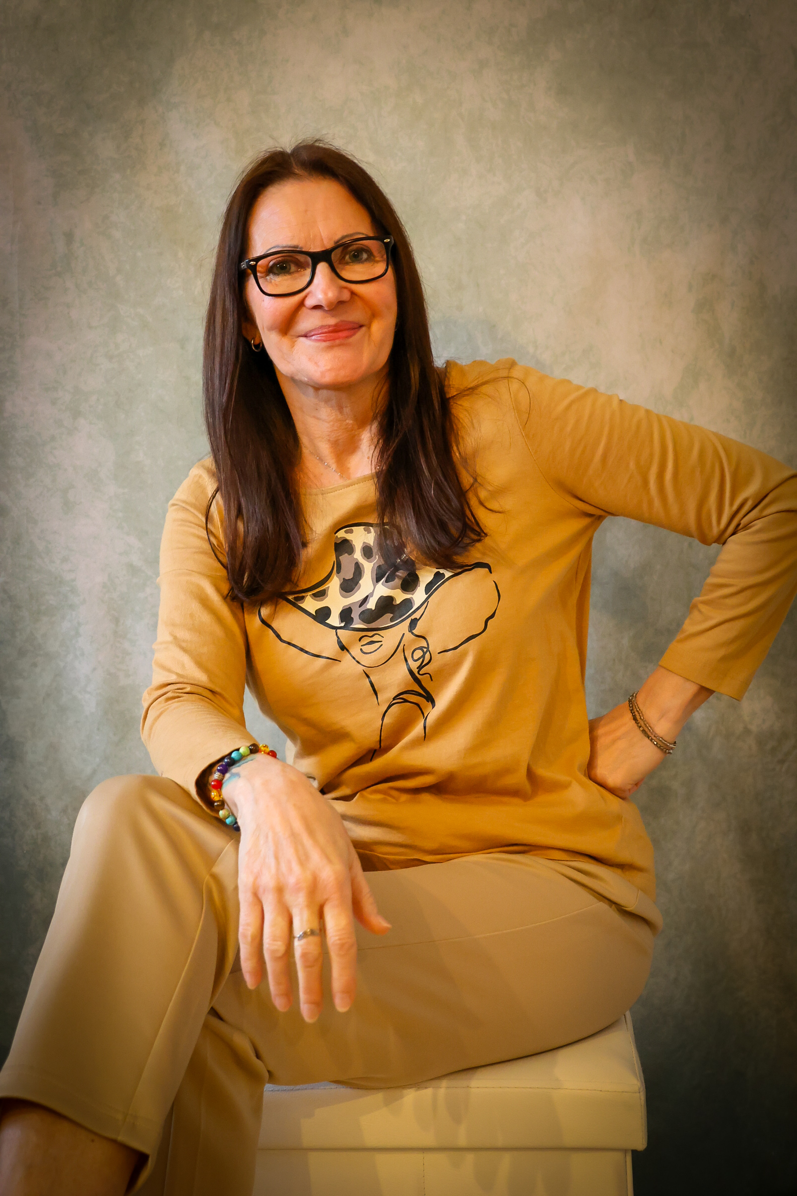 Doris Gillmann – Portrait im Studio, ockergelber Hintergrund